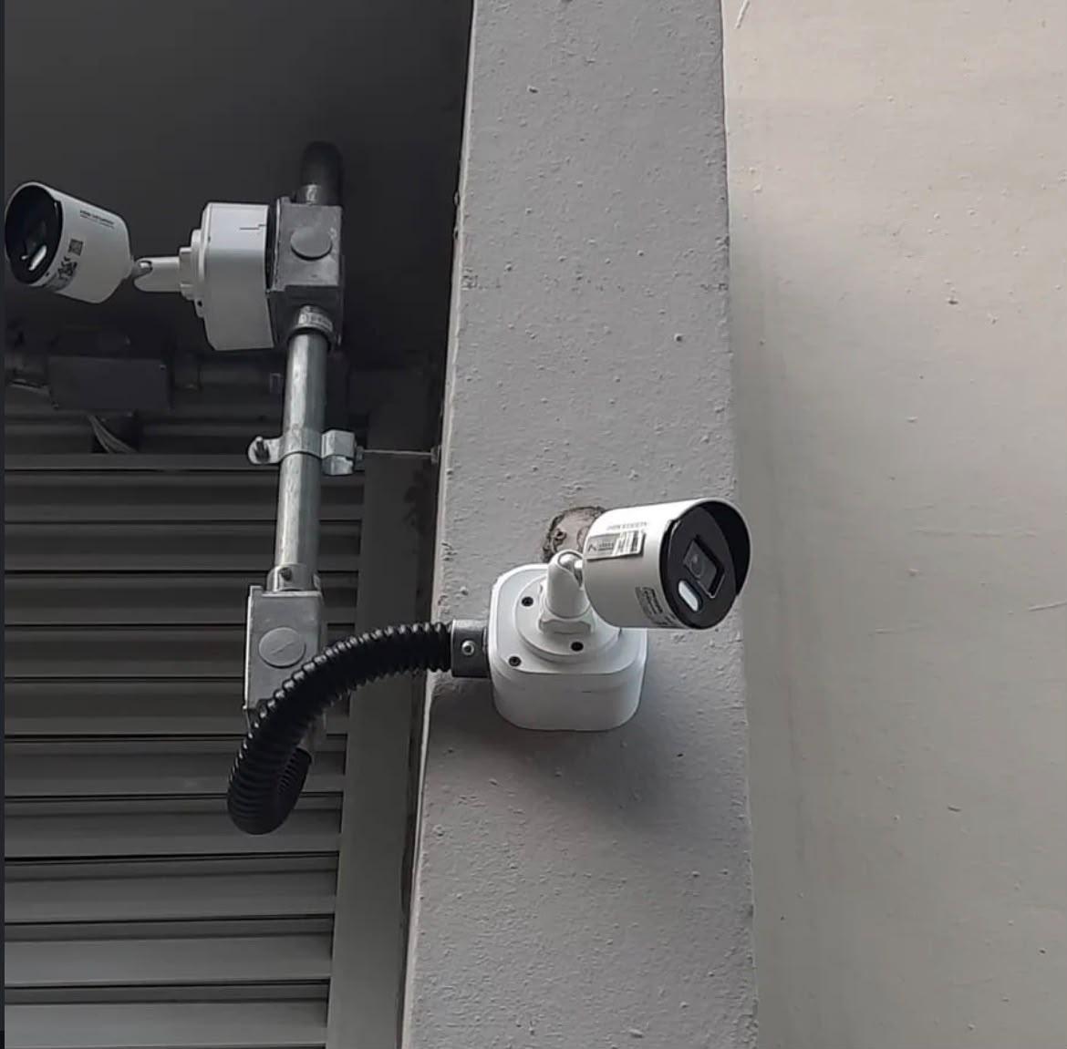 Câmeras de segurança CFTV instaladas em fachada comercial