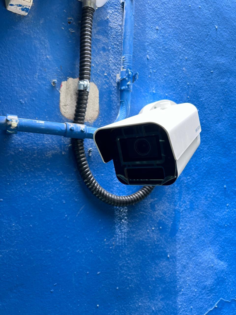 Câmera de segurança Hikvision instalada em parede pela PegasusTecRJ